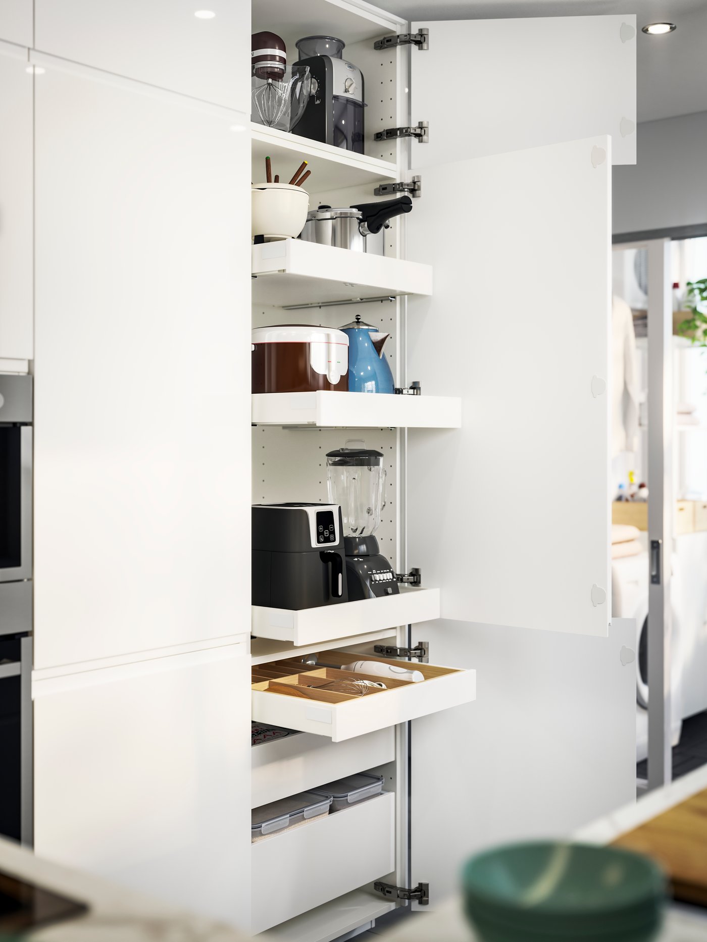 Un mueble de cocina con cajones MAXIMERA, para guardar electrodomésticos como una batidora, una freidora de aire y utensilios perfectamente organizados.