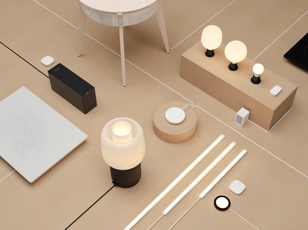 Pregled IKEA Home smart konfiguracije sa SYMFONISK zvučnicima i proizvodima za pametnu rasvetu.