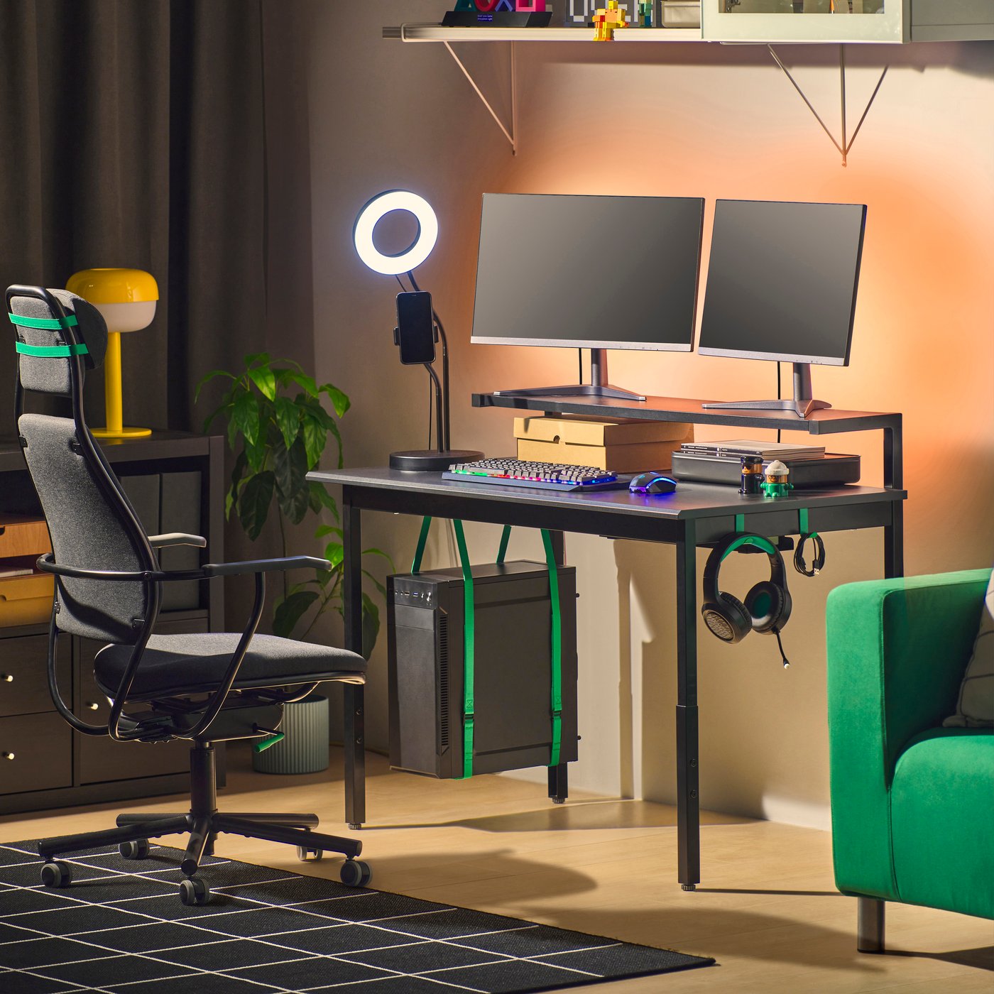 Un escritorio de gaming UTVISNING negro con balda