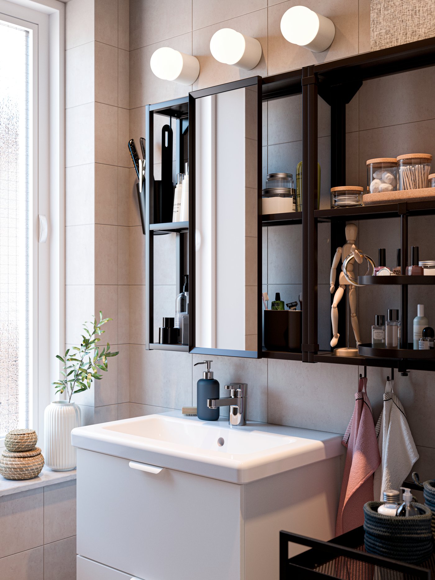 Estructura de pared negra con baldas, espejo deslizante y bandeja giratoria, lavabo / lavabo blancos y tres lámparas de pared blancas.