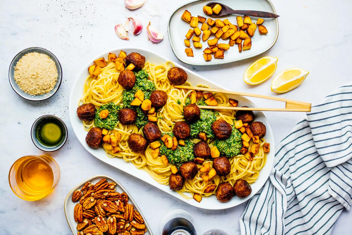 Spaghetti al pesto di rucola, con HUVUDROLL e pastinache