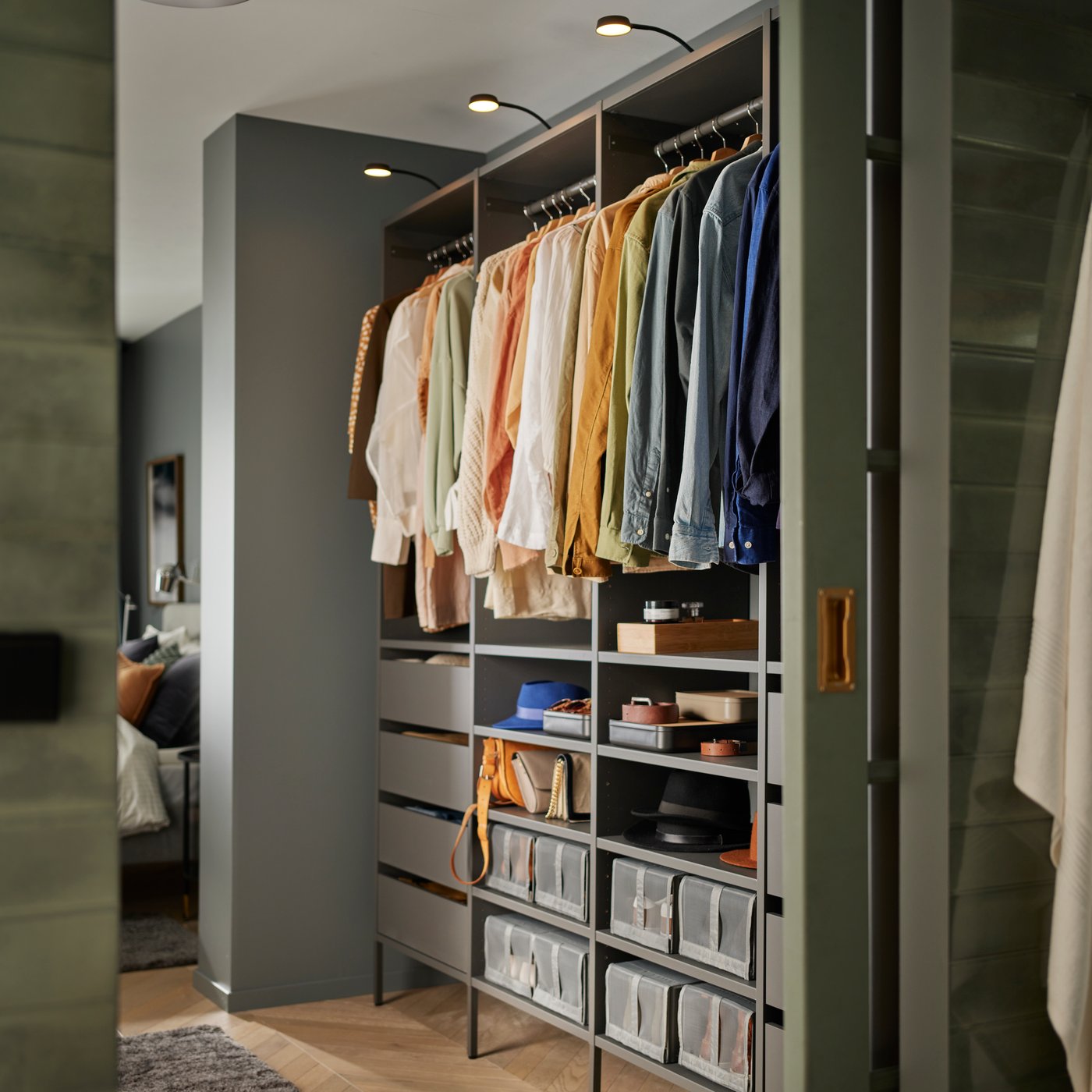 A walk-in closed with an AURDAL system. The wardrobe is full of colourful shirts and clothes, without looking cramped.