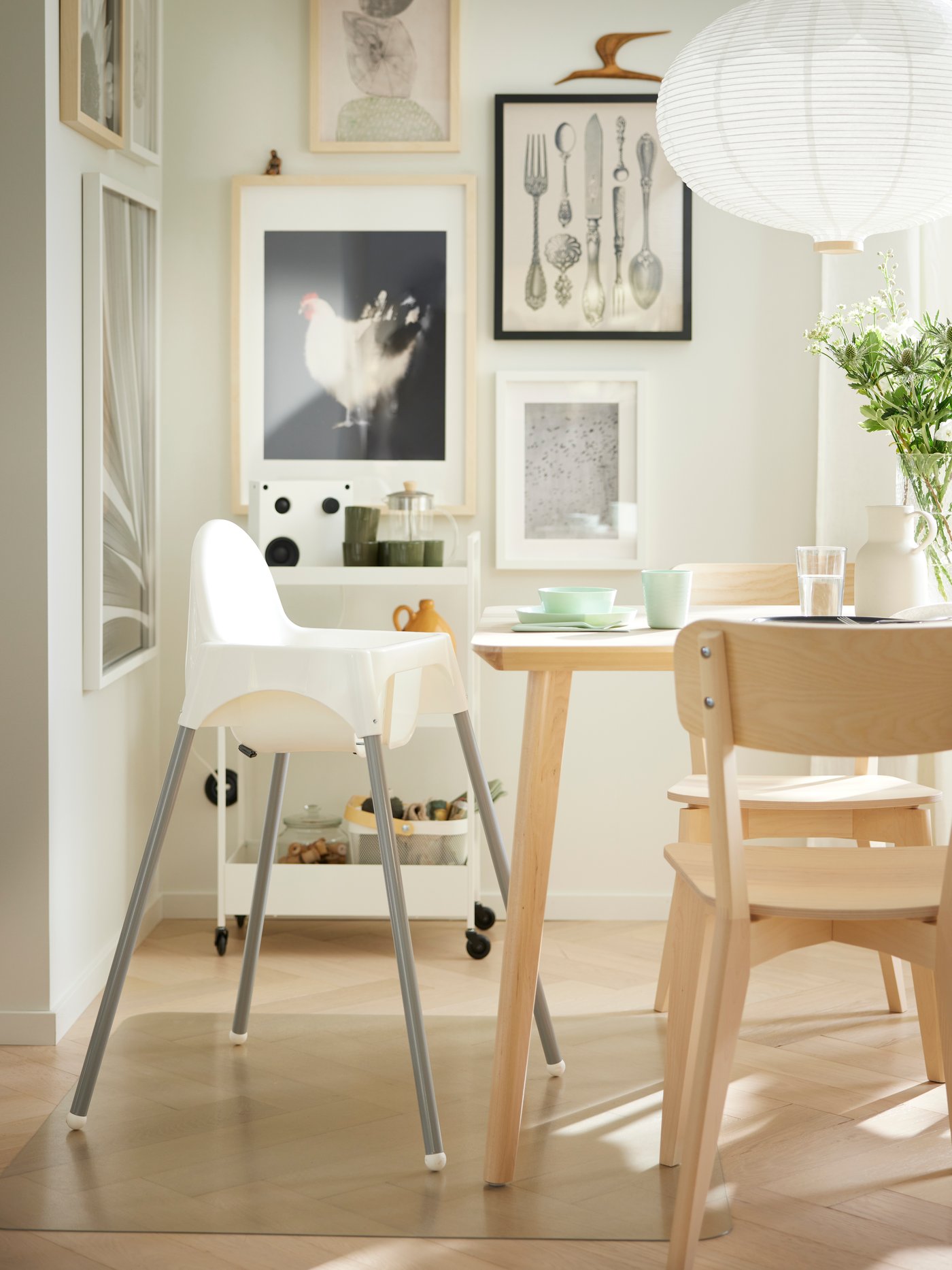 An ash LISABO chair at a dining table with a ANTILOP babychair at the end. 