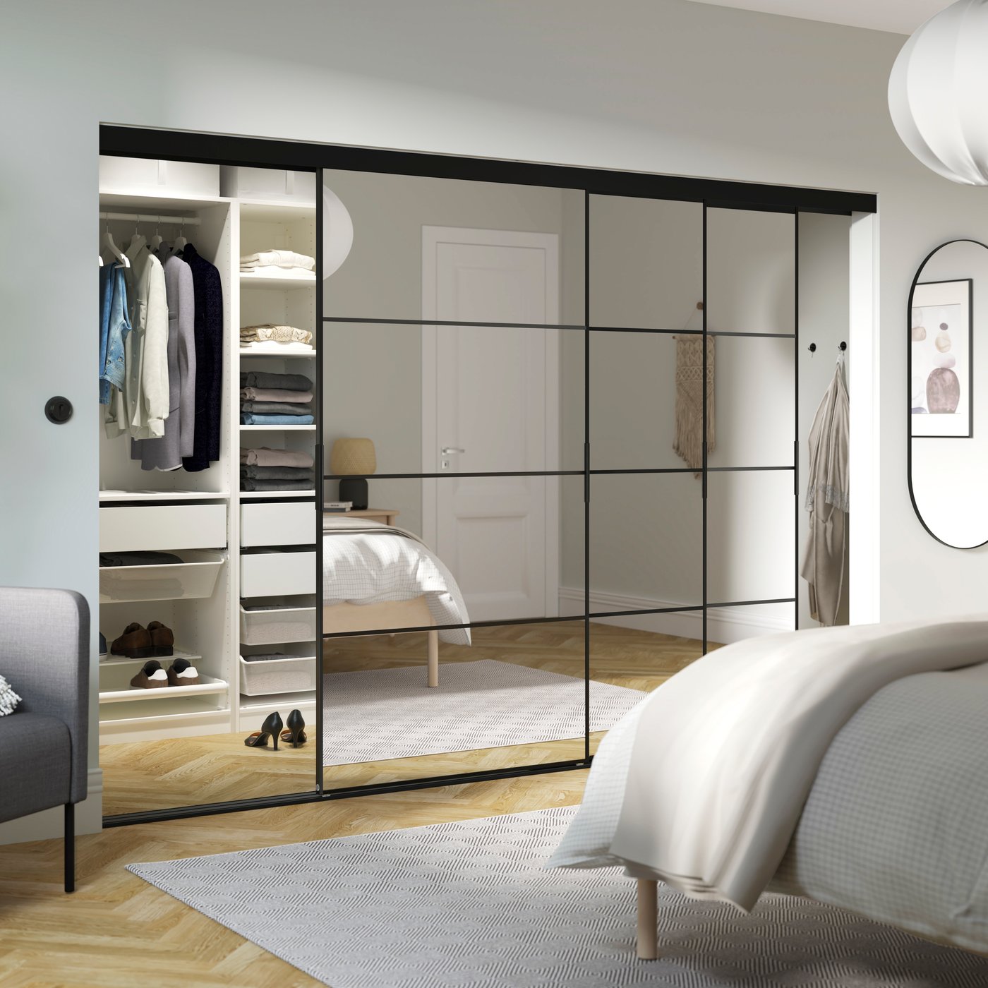 Ein begehbarer PAX Kleiderschrank mit Spiegelschiebetüren.
