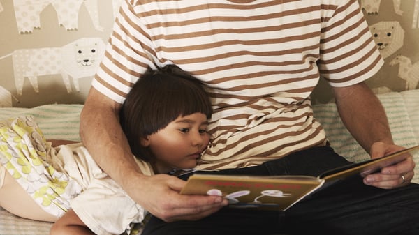 子どもに絵本を読み聞かせているところ