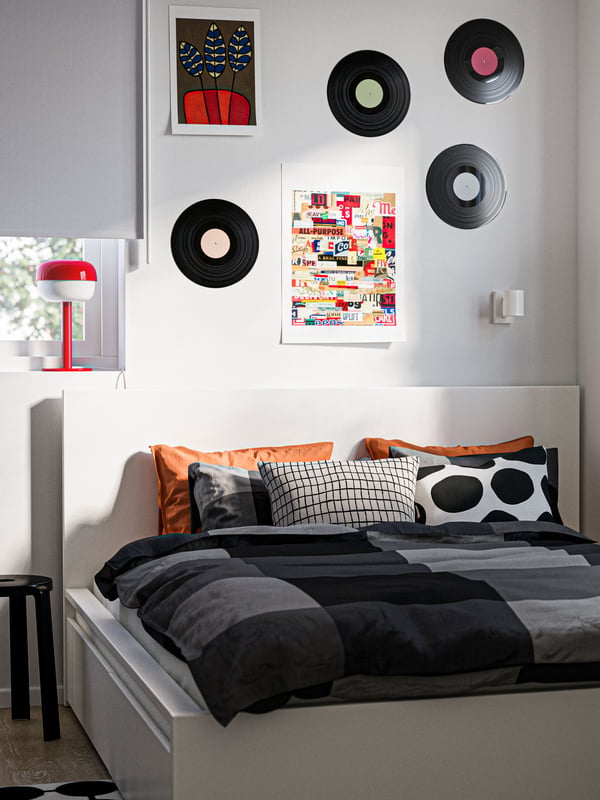 A dark grey IBBARBO stool in the bedroom