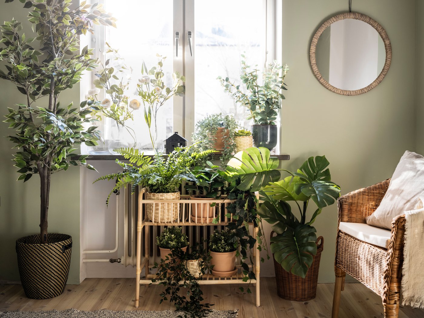 An in/outdoor Monstera FEJKA artificial potted plant