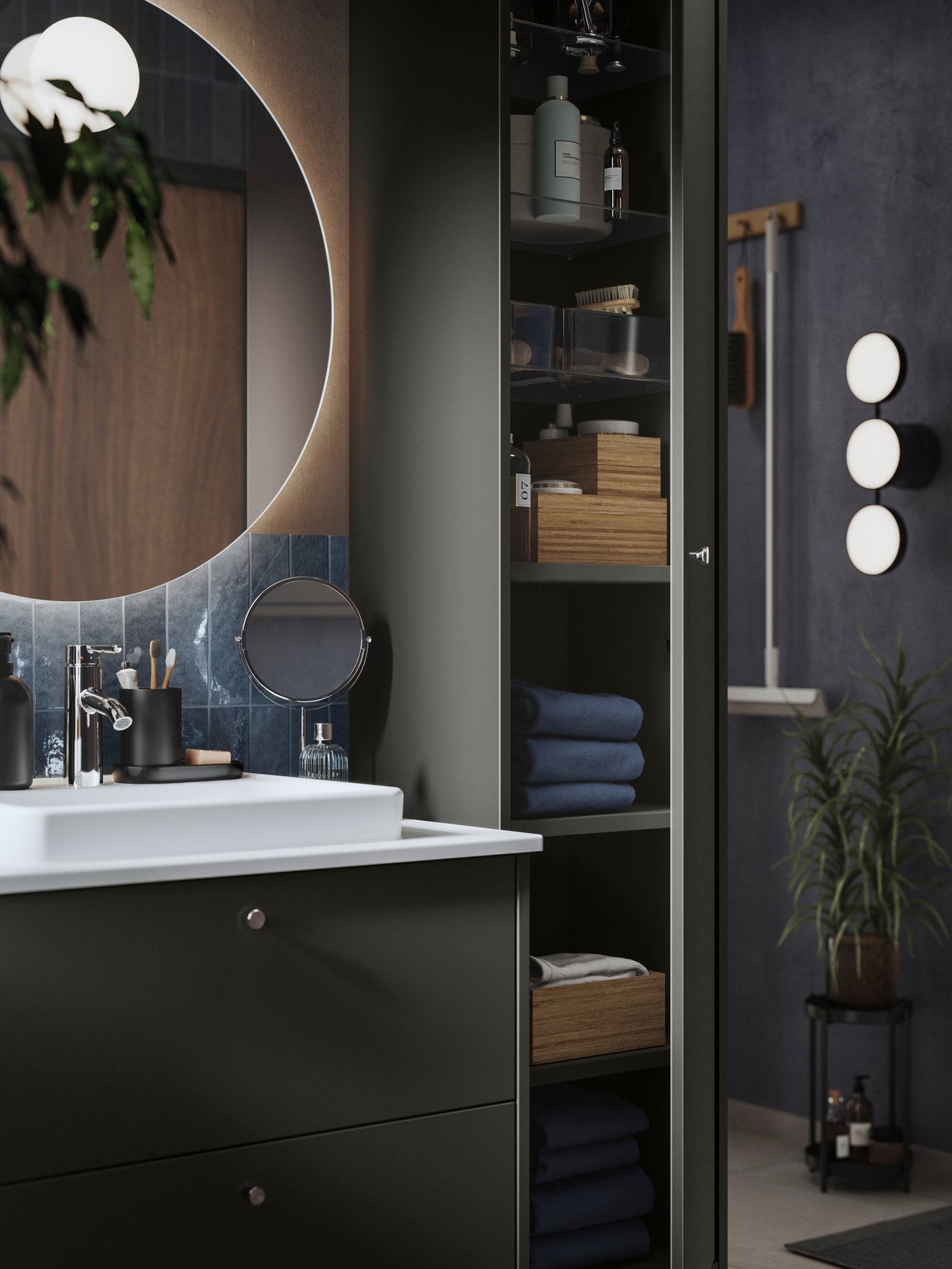 Eine dunkelgraue ALSTERN-Badematte im Badezimmer