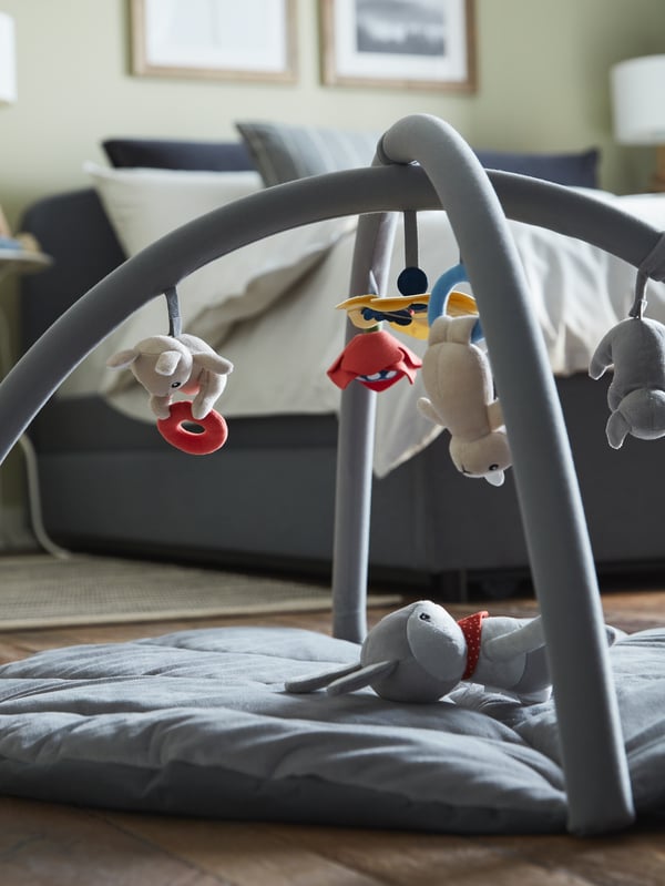 Un gimnasio GULLIGAST al costado de una cama en un dormitorio.