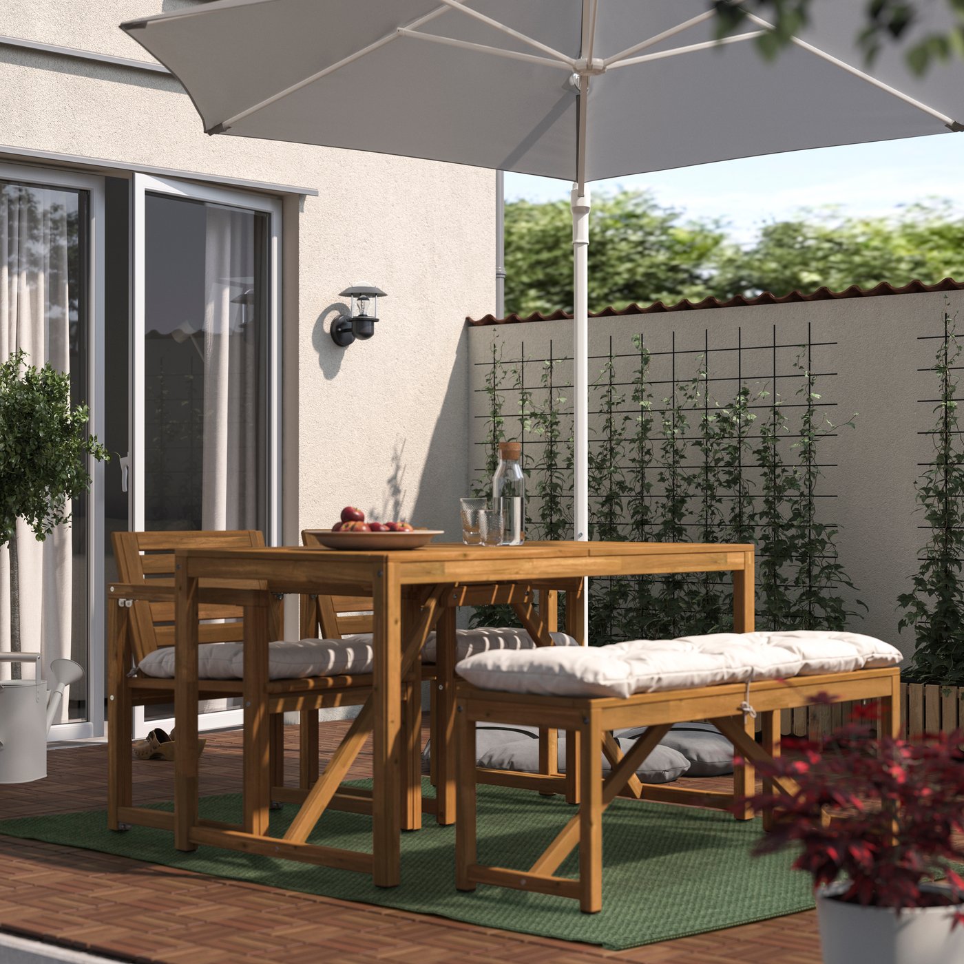 Un comedor de terraza NÄMMARÖ con sillas y banquetas de madera.