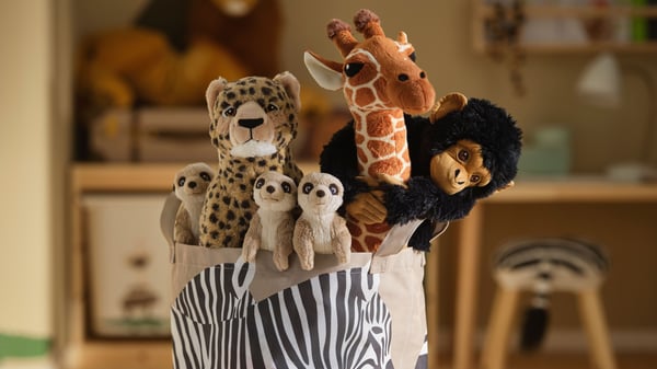 Une peluche de suricate SANDLÖPARE beige