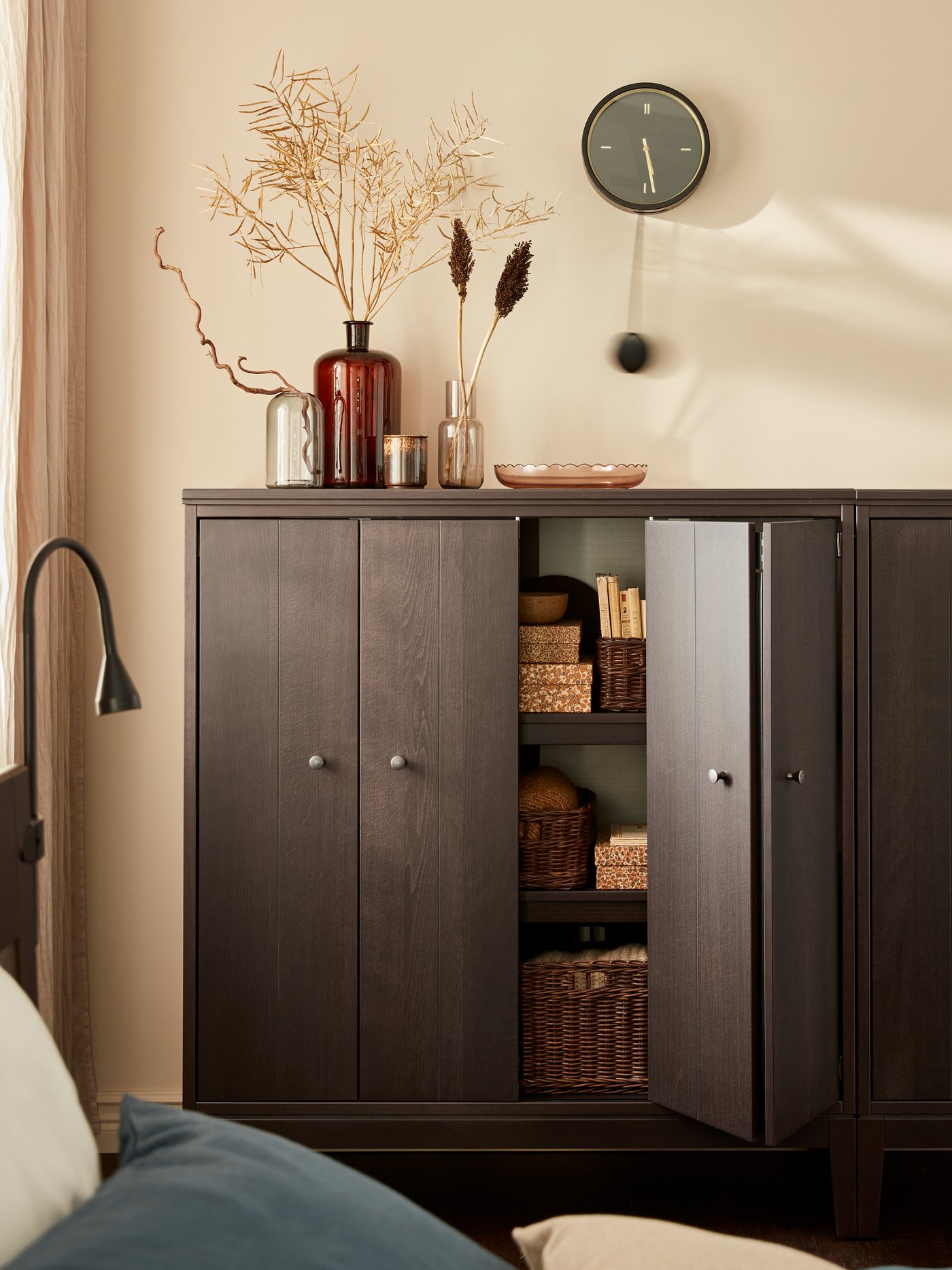 A dark brown GABBIG basket in the bedroom