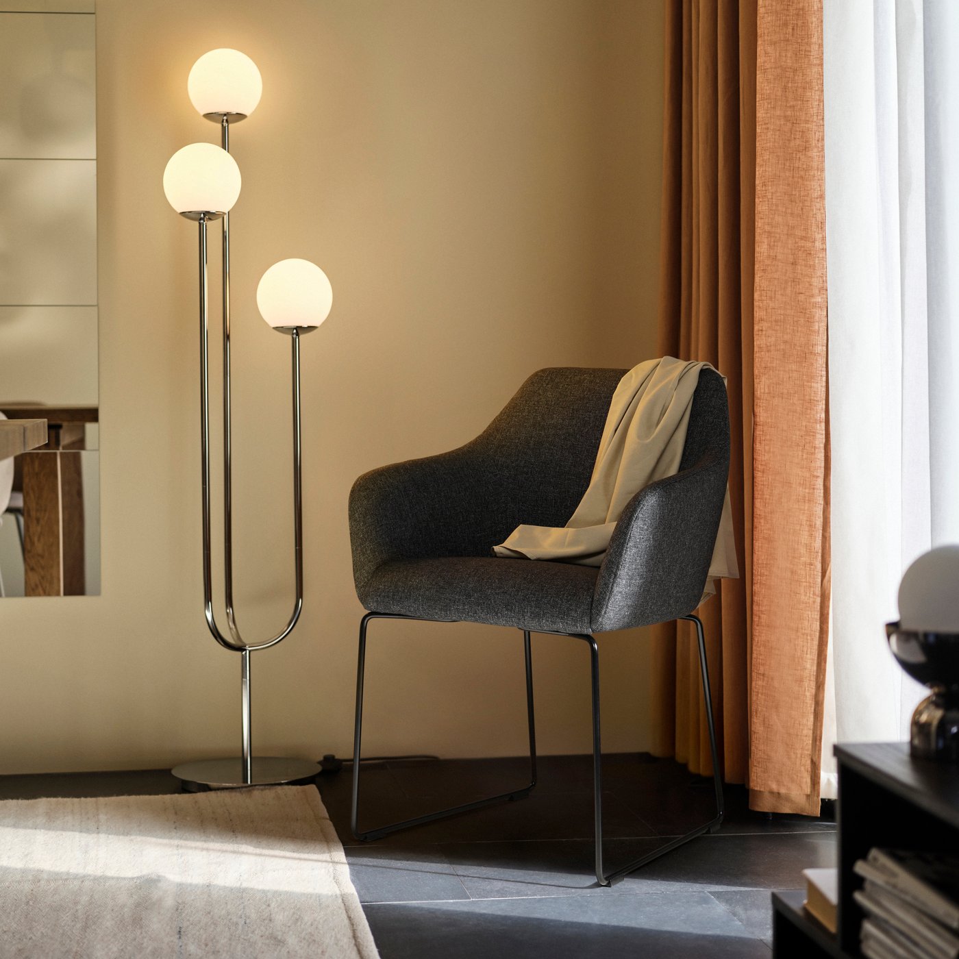 Una silla TOSSBERG metálica en negro/Gunnared gris oscuro