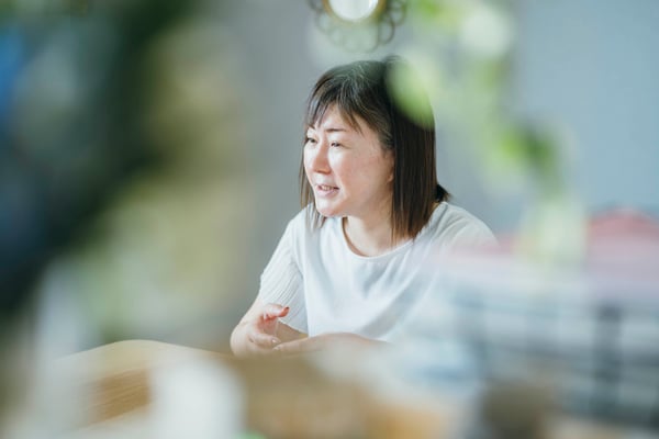 話す女性の様子。