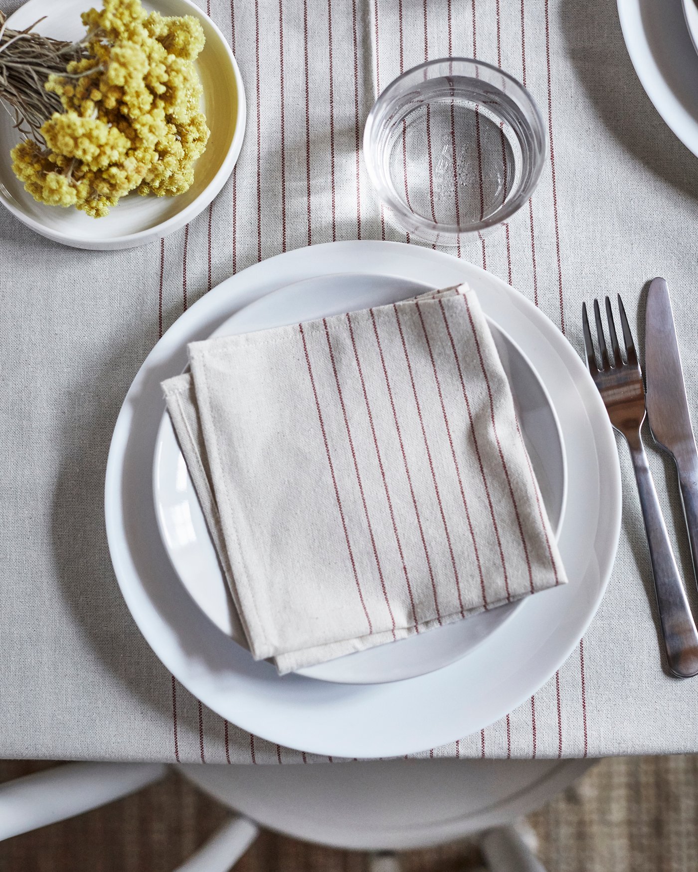 A stripe pattern red/natural VIPPSTARR napkin