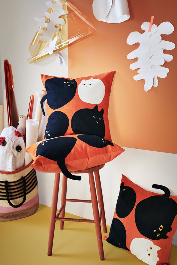 A cat pattern orange MÄVINN cushion cover