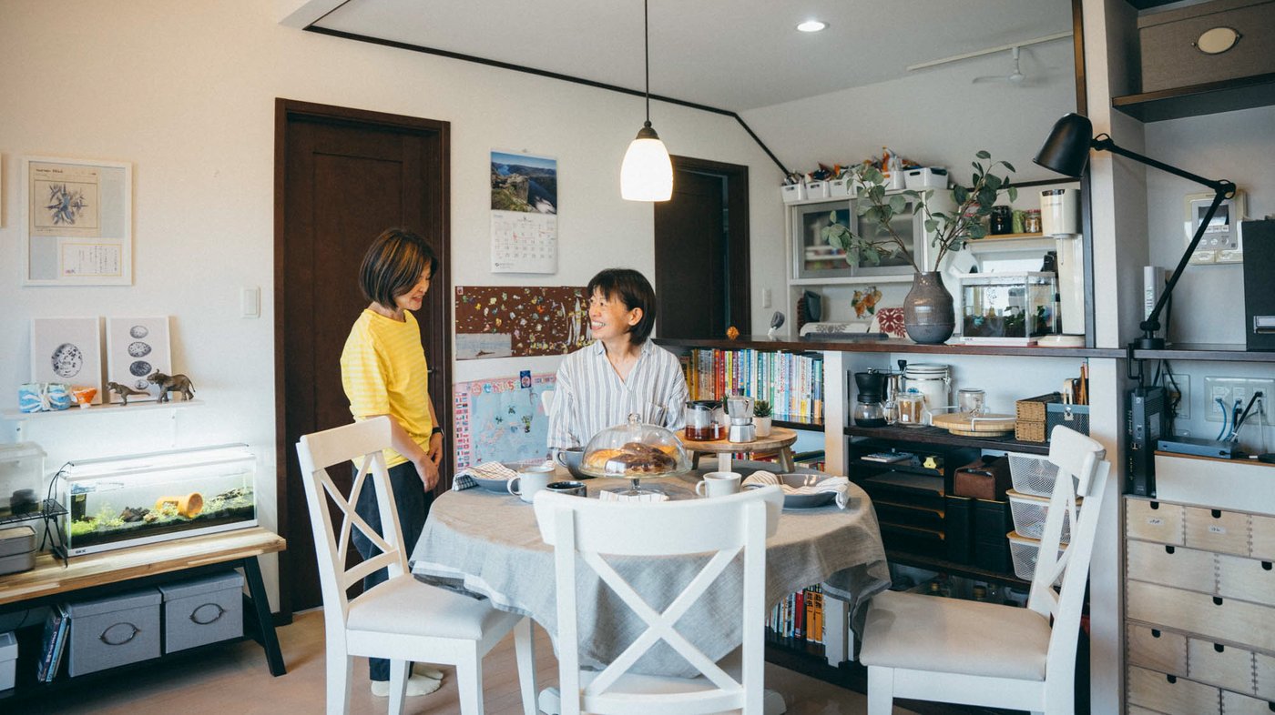 サキコさんのお部屋でイケアのコワーカーとサキコさんが談笑している