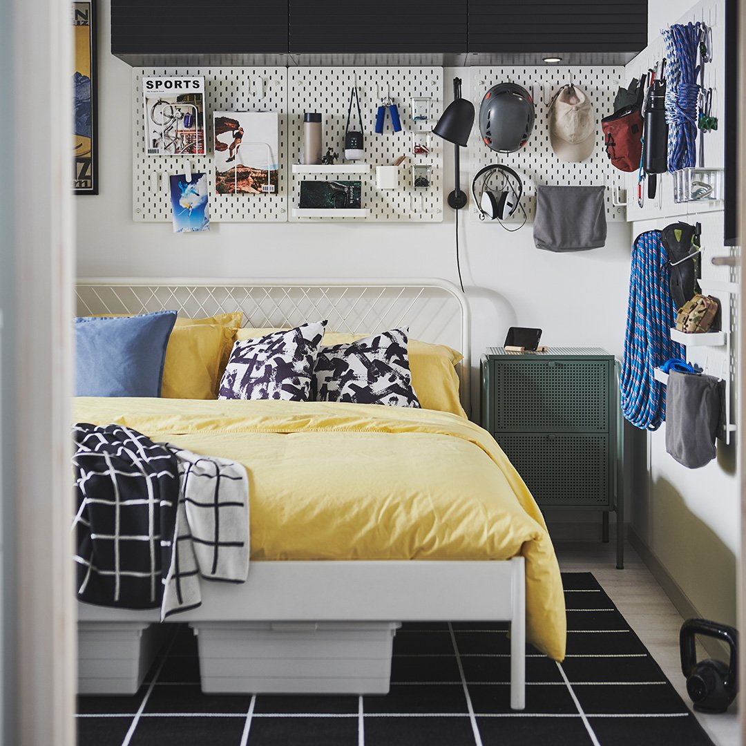 Cama NESTTUN en la que parece ser una habitación juvenil. SObre la cama hay paneles con accesorios colgando de forma ordenada