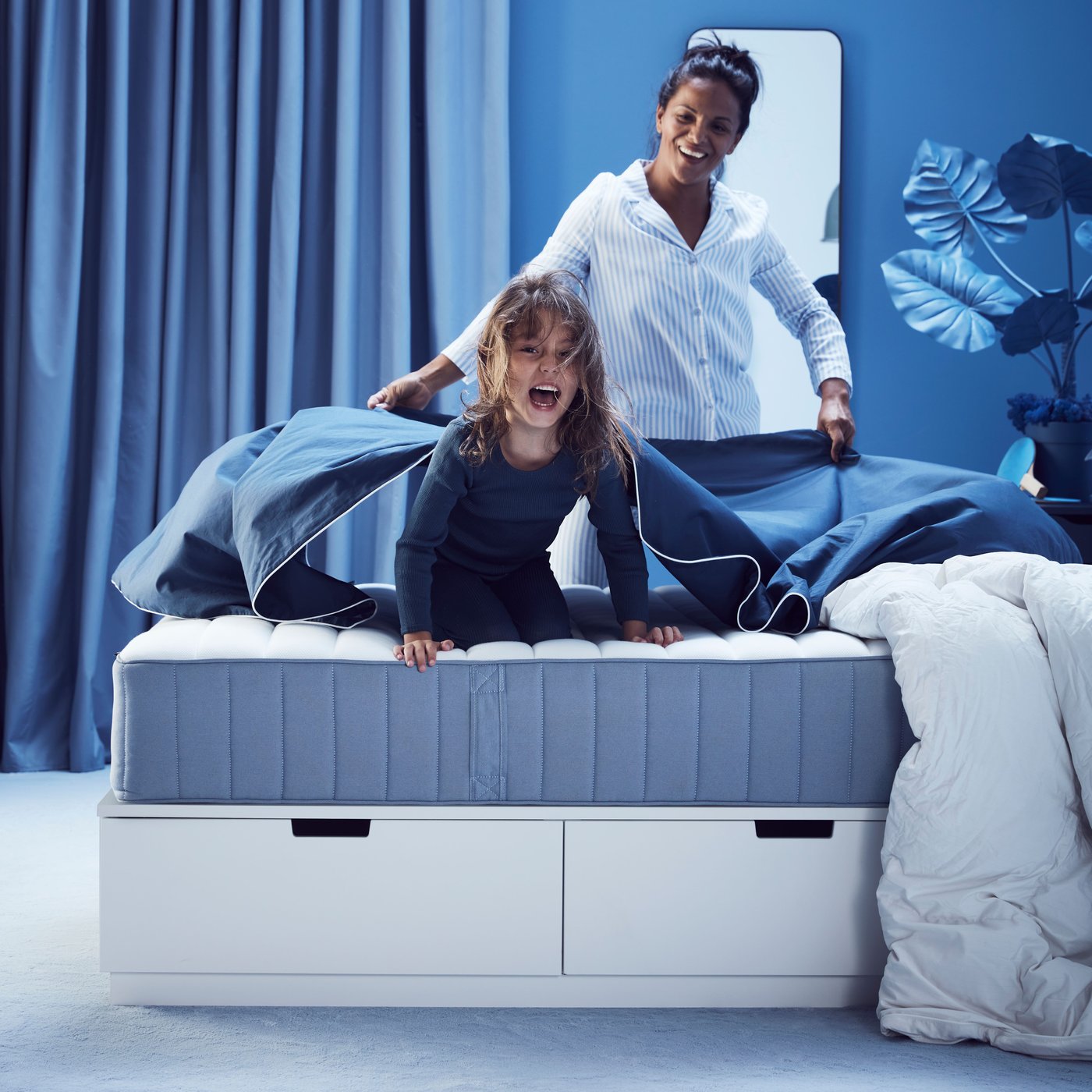 Eine feste/hellblaue VALEVÅG-Taschenfederkernmatratze im Schlafzimmer