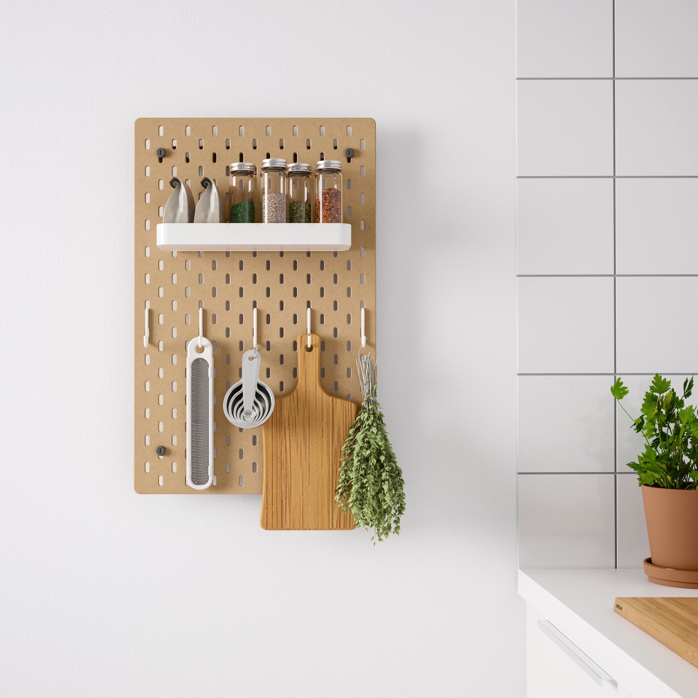 A wooden SKÅDIS pinboard