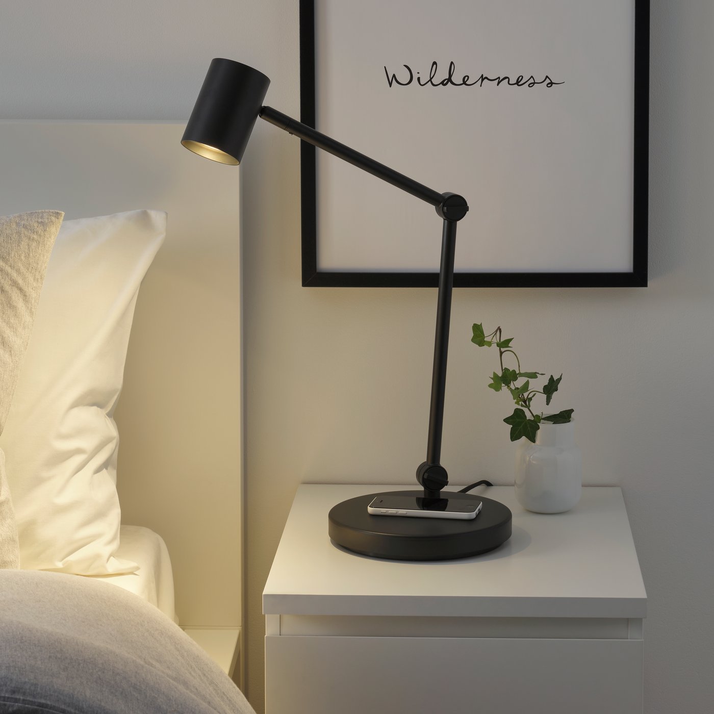 Antracitová pracovní lampa NYMÅNE s bezdrátovým nabíjením v ložnici