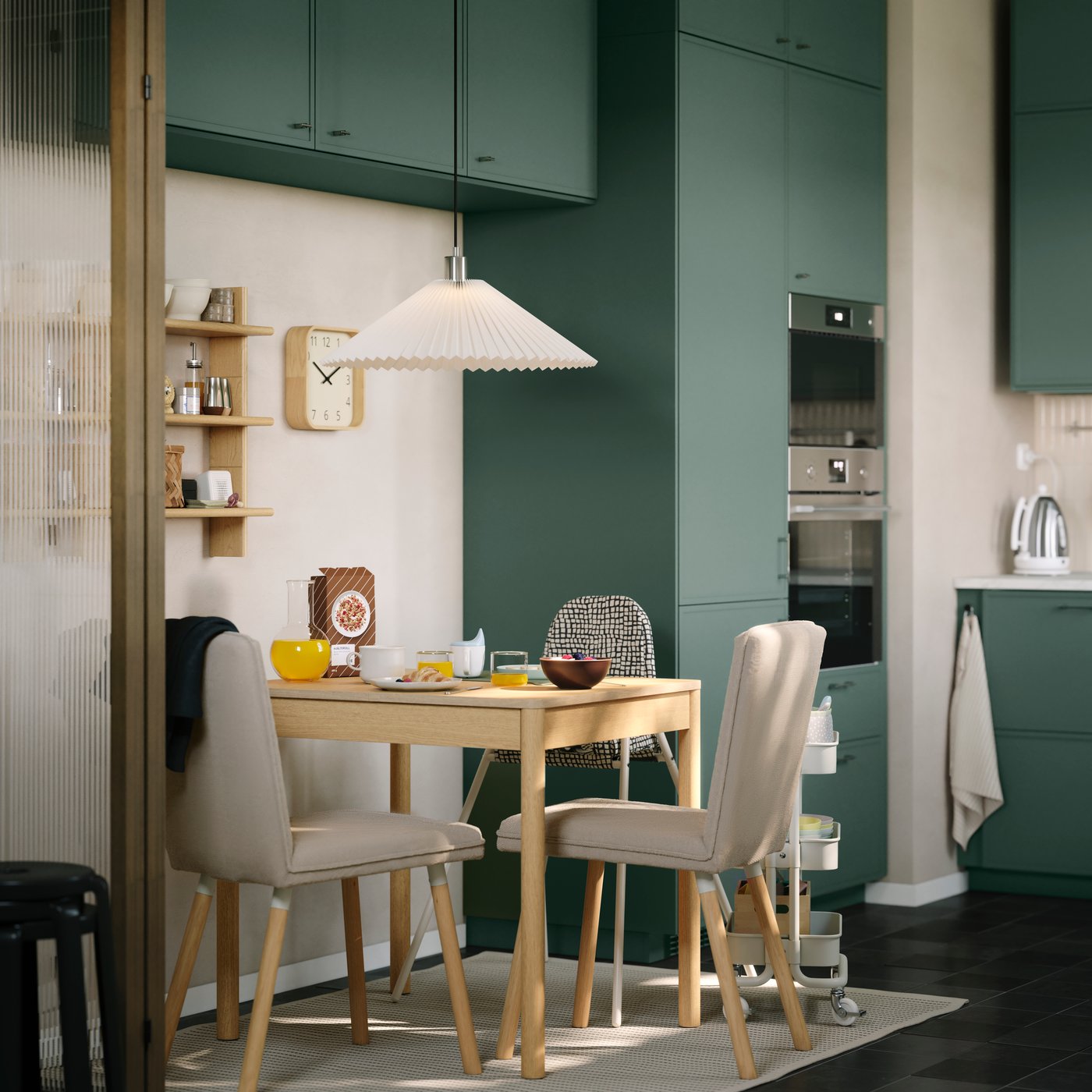 Dans une cuisine, table extensible TONSTAD en plaqué chêne et chaises rembourrées assorties dans un petit espace repas.