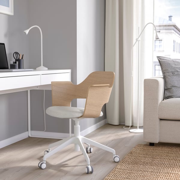 A white stained oak veneer/Gunnared beige FJÄLLBERGET conference chair with castors