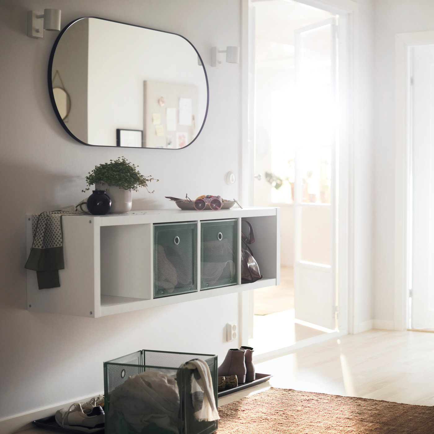 A natural LOHALS rug, flatwoven in the hallway