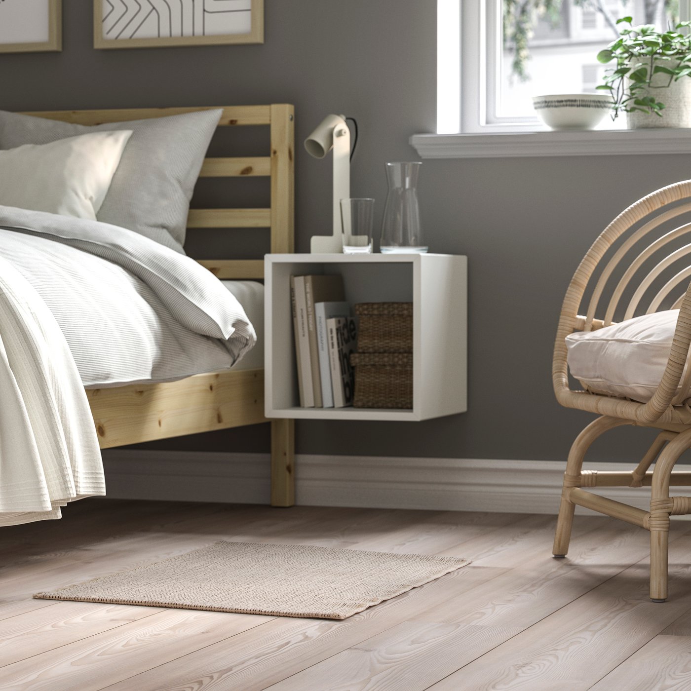 A natural/black TIPHEDE rug, flatwoven in the bedroom
