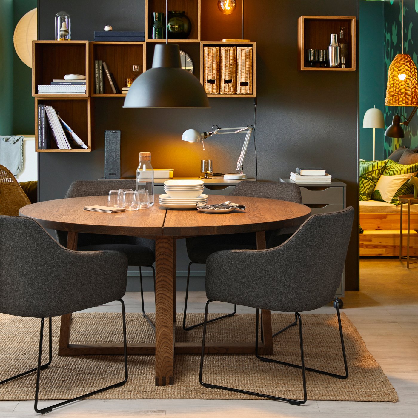 Ein TOSSBERG-Stuhl mit schwarzem Metallgestell und Bezug in Gunnared Dunkelgrau im Esszimmer.