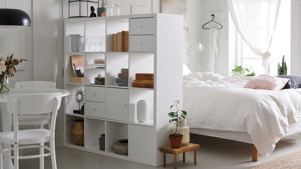 Un inserto blanco KALLAX con puerta