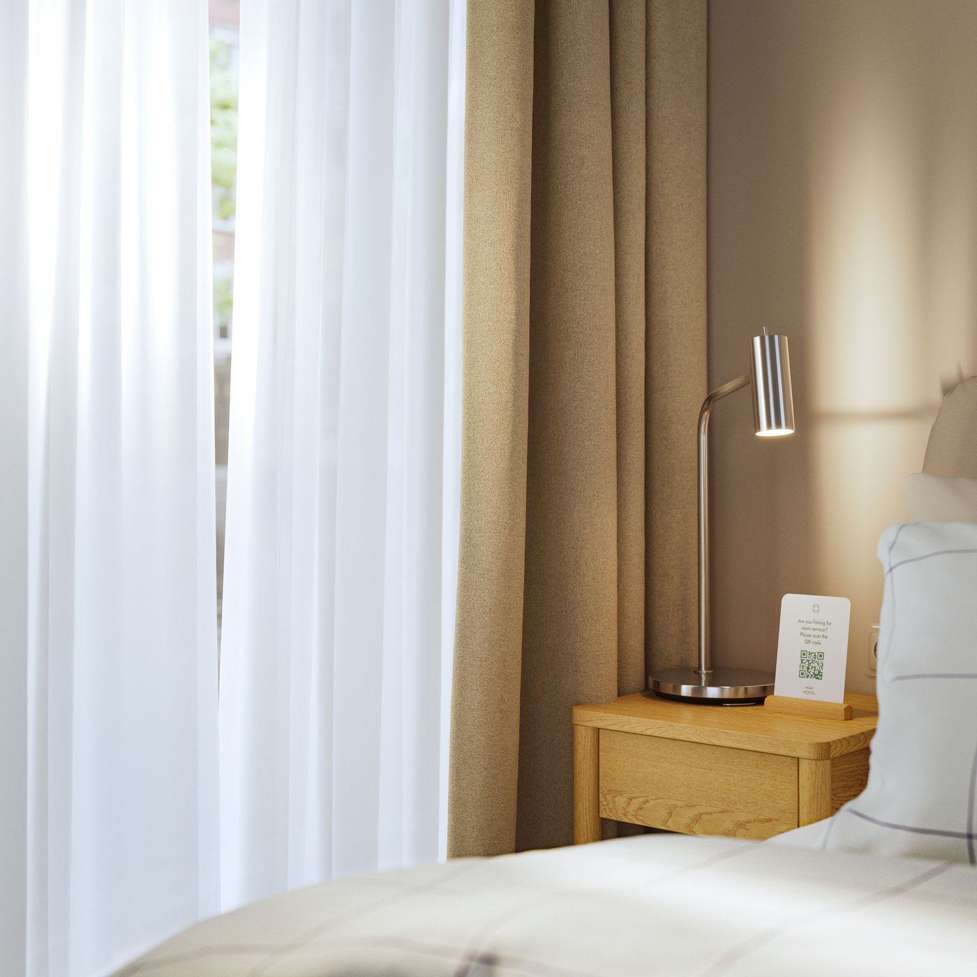 Es ist ein Hotelzimmerfenster mit zwei durchsichtigen, weissen HILJA Gardinen und ROSENMANDEL Verdunklungsgardinen in Gelbbeige zu sehen.