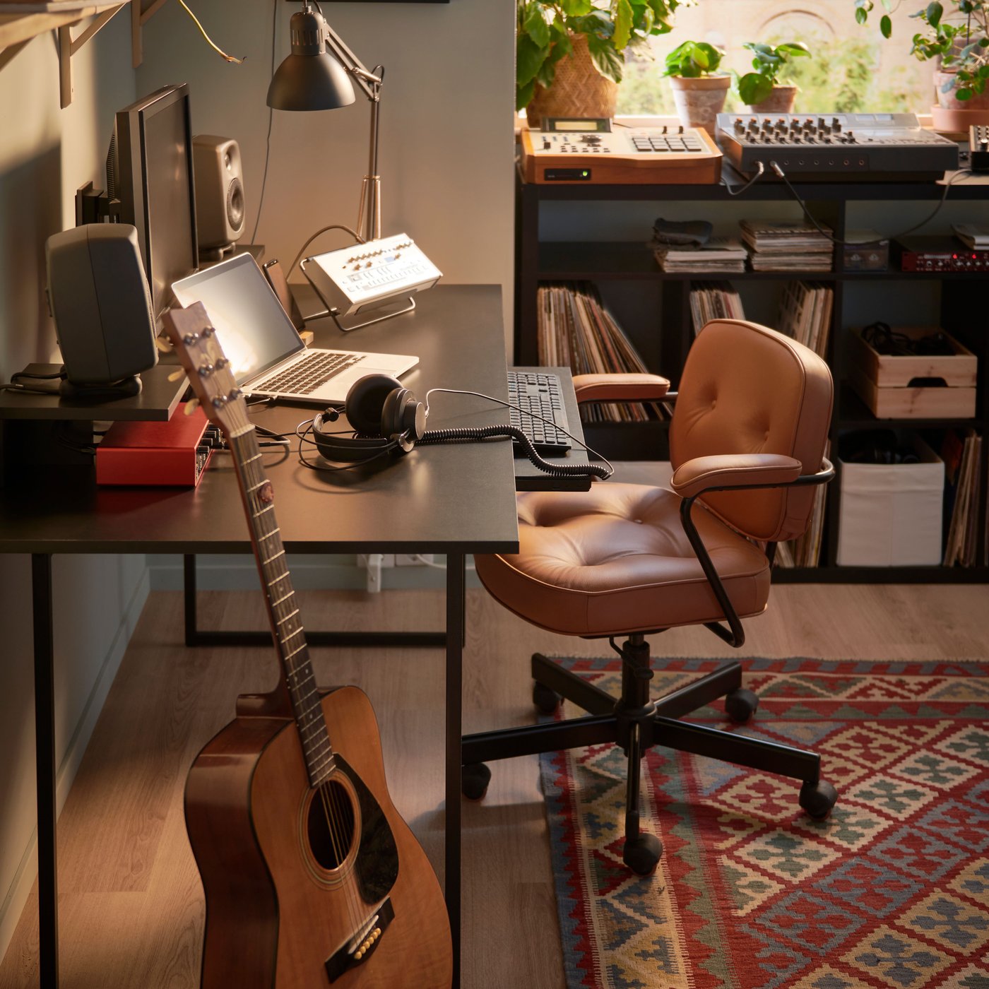 A black OBEGRÄNSAD desk