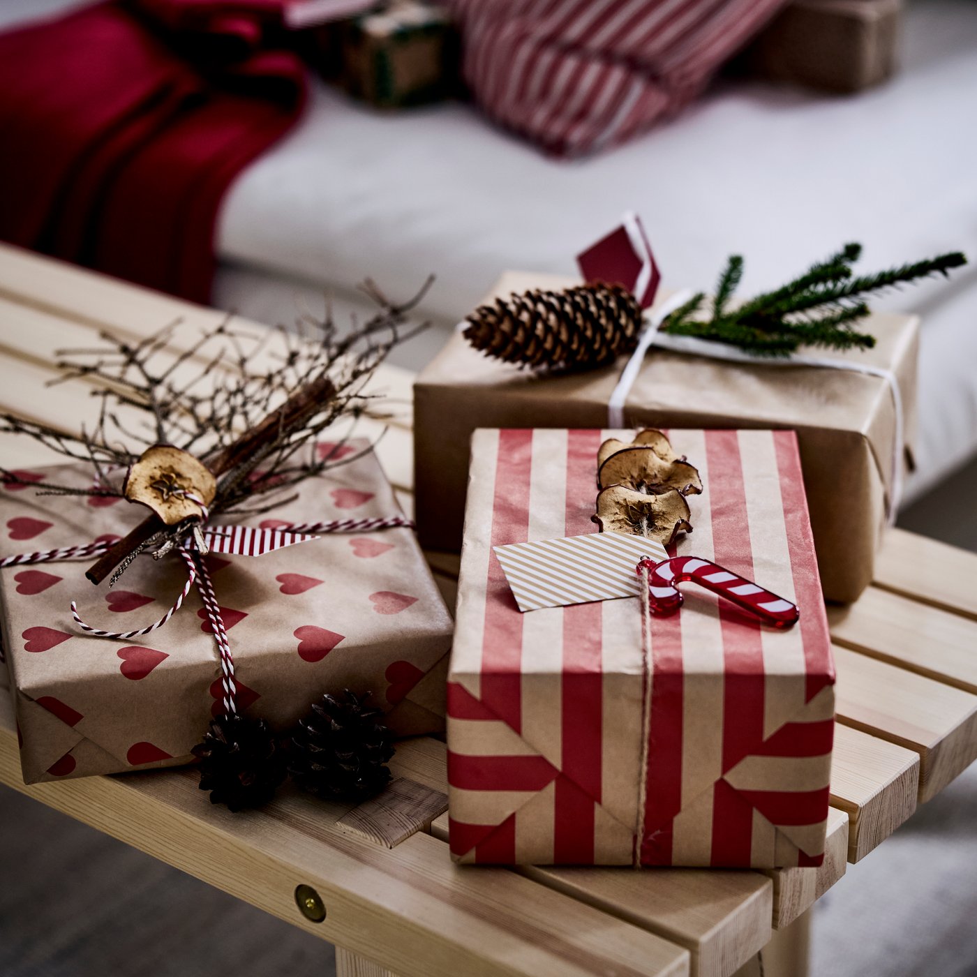 A mixed patterns brown/red VINTERFINT gift wrap roll