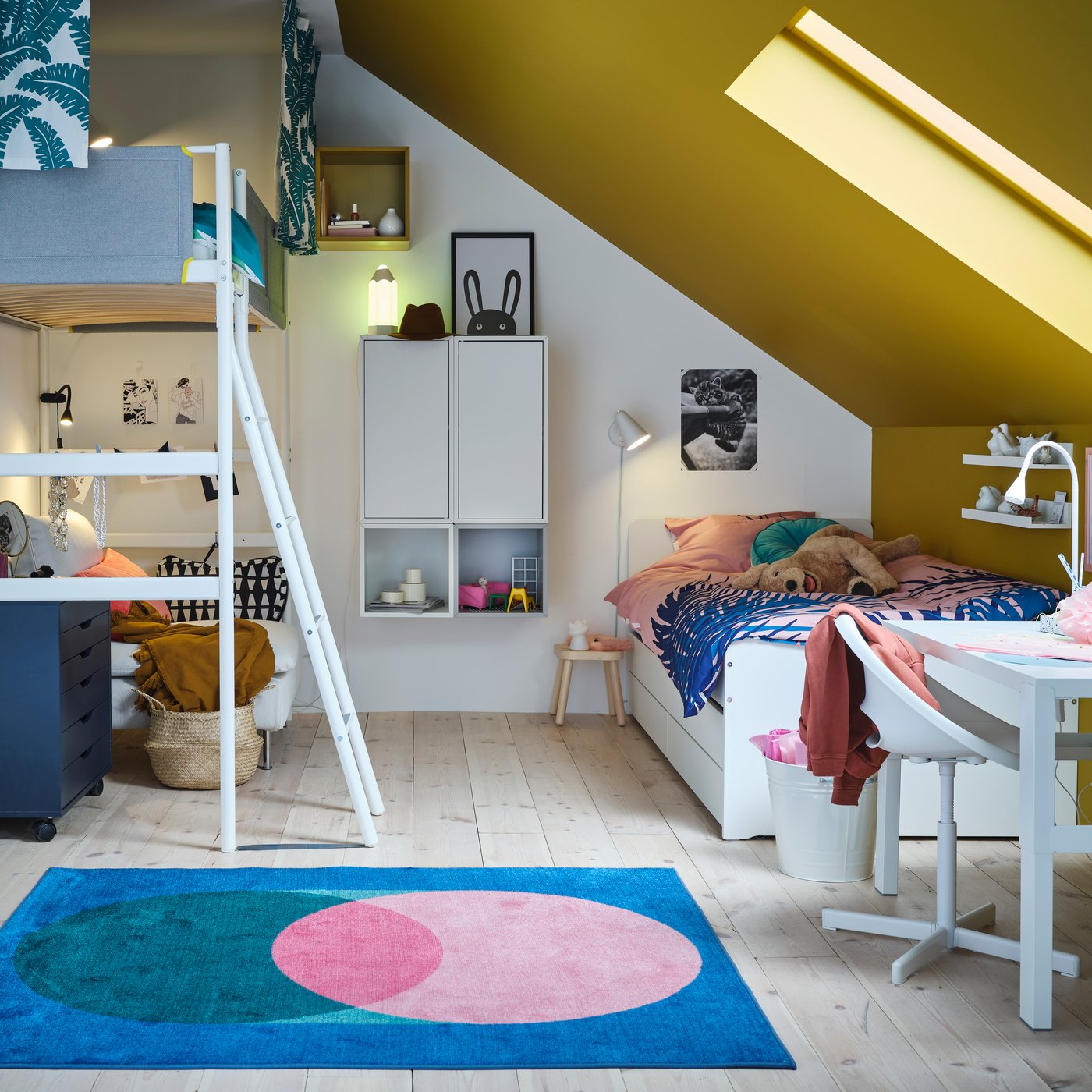 Dormitorio infantil de frente. Al costado izquierdo hay una cama escritorio y sillones debajo. Al lado rerecho hay una cama y delante de la cama un escritorio infantil con su silla.