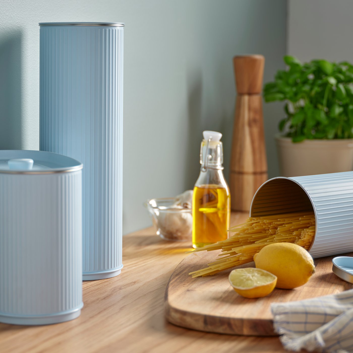 A for spaghetti/pale blue BETTHAJ tin with lid
