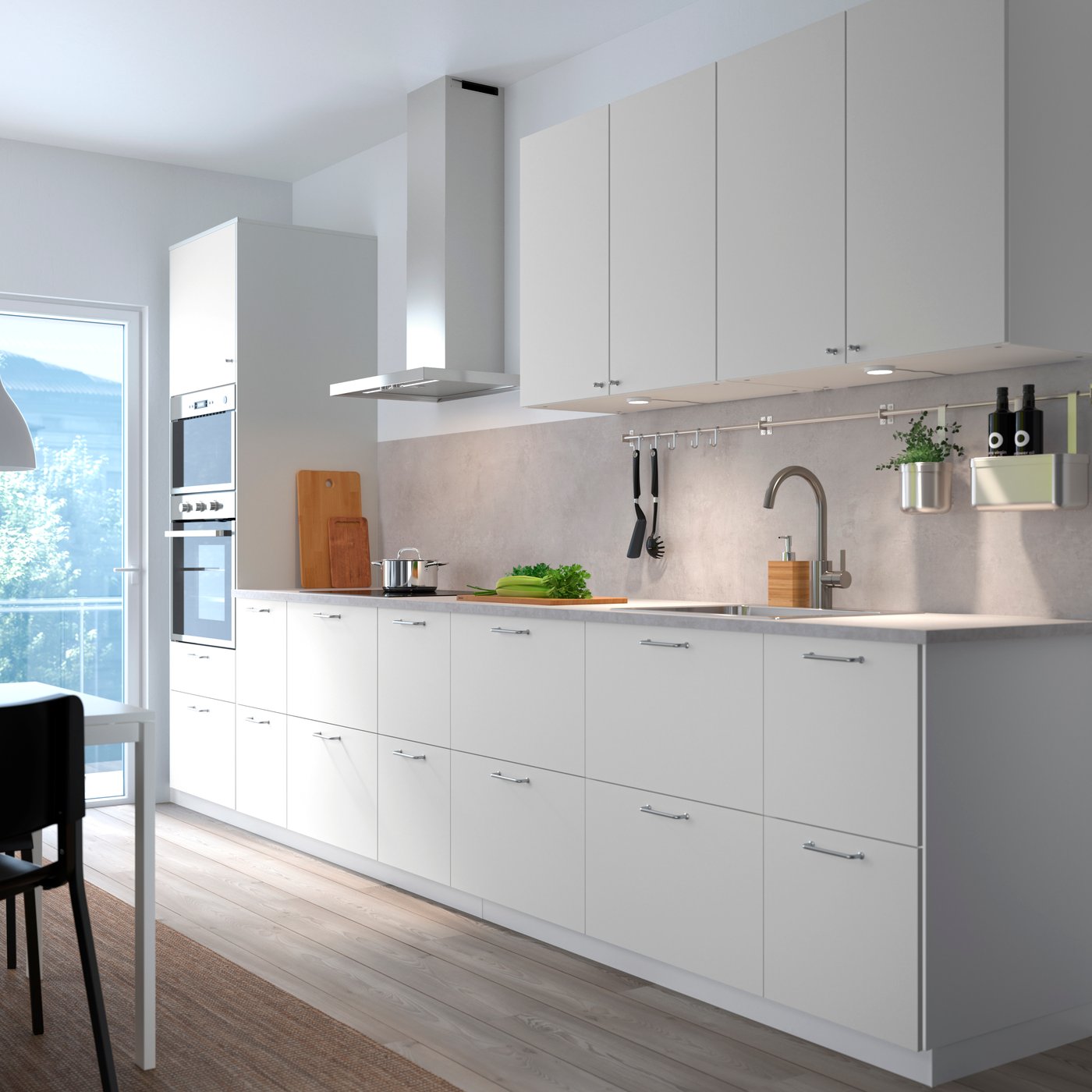 A kitchen with white VALLSTENA kitchen fronts.