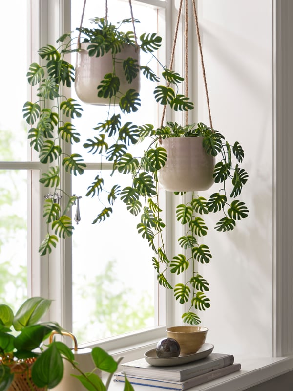 Planta artificial FEJKA en maceta colgante para interior/exterior.