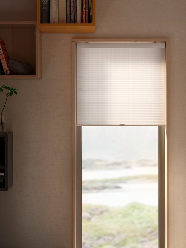 A white HOPPVALS cellular blind in the living room