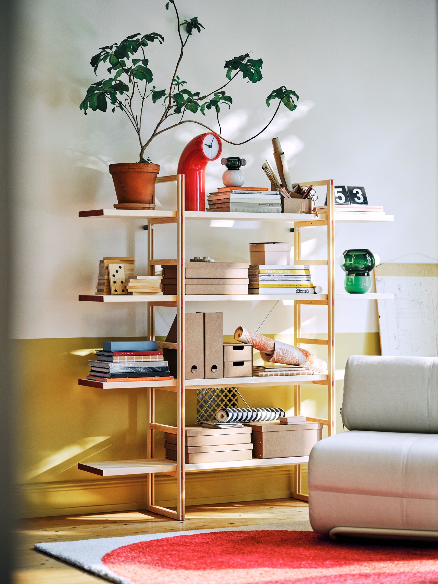 V obývacím pokoji stojí světle šedo-béžová rozkládací pohovka IKEA PS 2026 „Skiftebo“ pro tři osoby