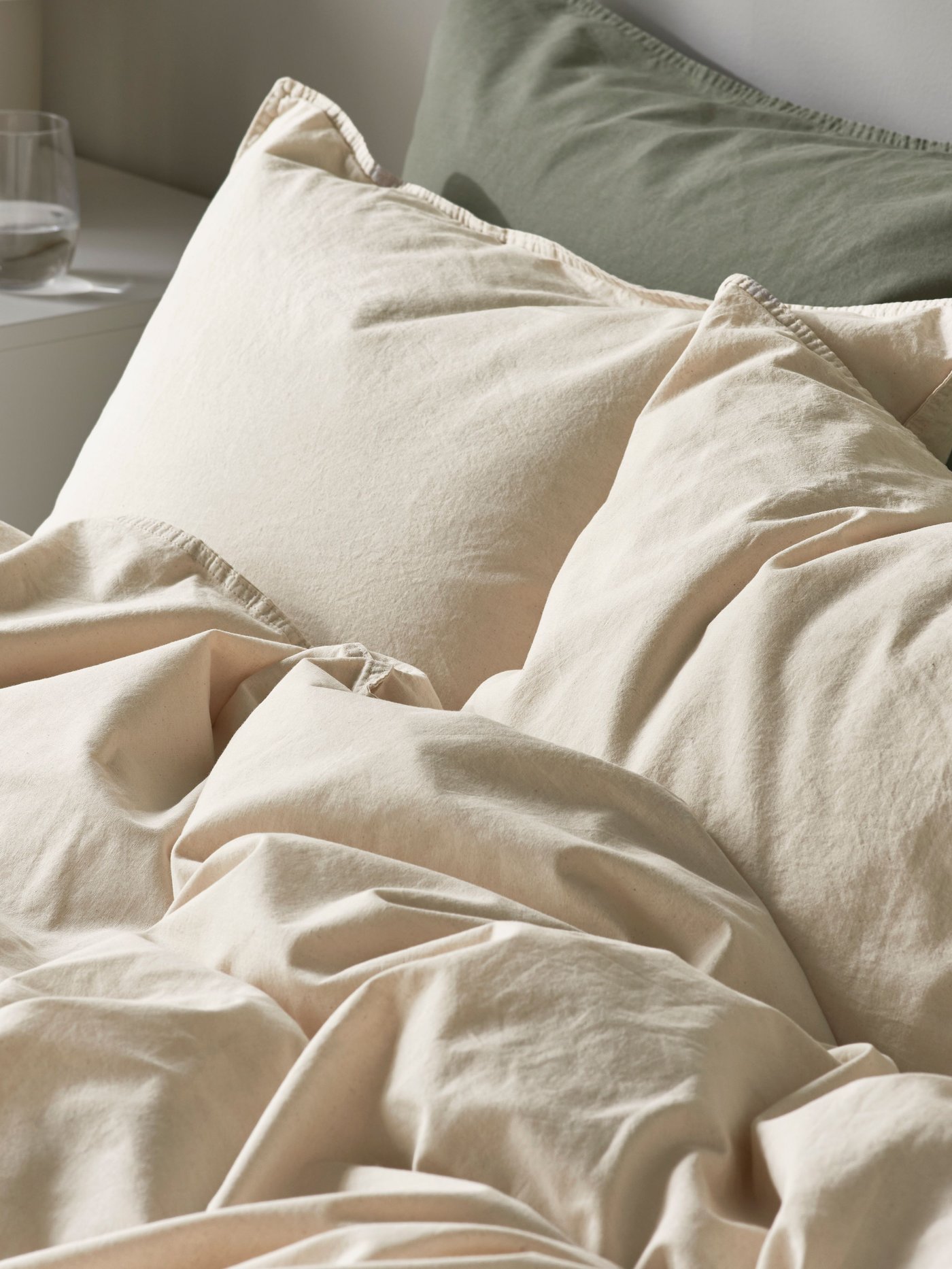 A natural ÄNGSLILJA duvet cover and 2 pillowcases