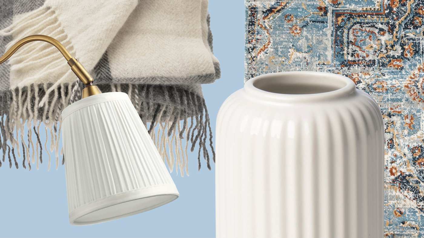 Un vase blanc à nervures, un abat-jour classique, un plaid doux et un tapis d'inspiration orientale créent une atmosphère intemporelle et chaleureuse que vous pouvez recréer chez vous grâce aux accessoires IKEA.