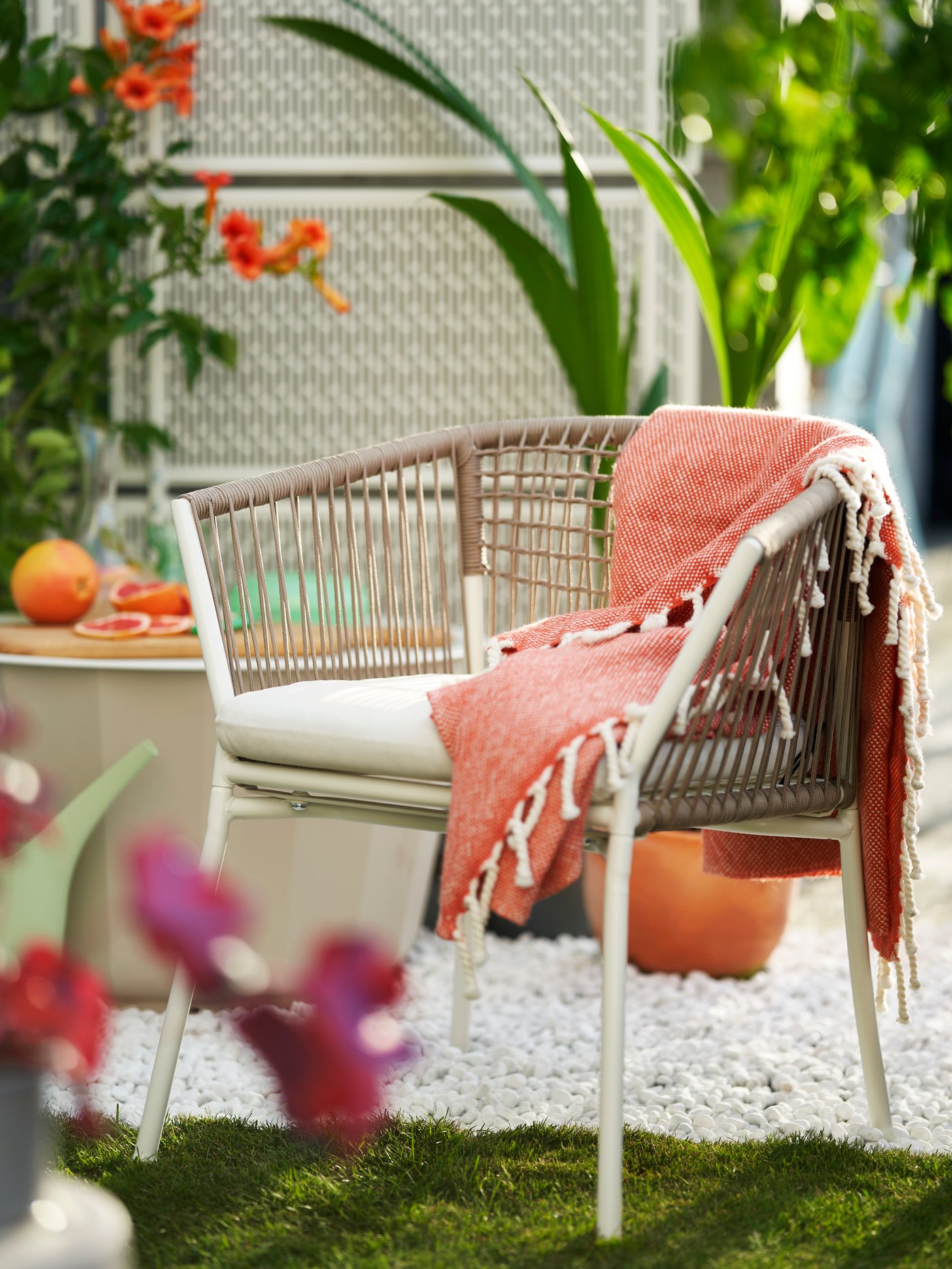 A white/beige/Frösön/Duvholmen beige SEGERÖN chair with armrests, outdoor
