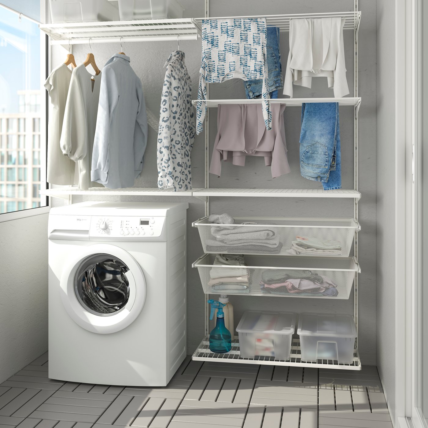Système BOAXEL blanc avec machine à laver, linge et paniers de rangement sur un balcon. Solution buanderie IKEA.