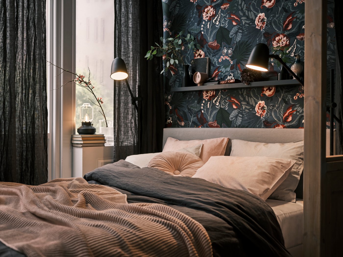 Chambre à coucher avec lit à baldaquin, papier peint à motifs floraux, rideaux légers, éclairage tamisé et fenêtre laissant entrer une lumière blanche.