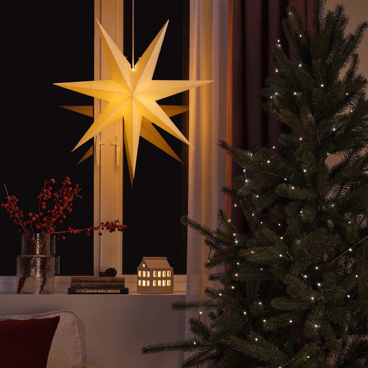 A battery-operated/outdoor black STRÅLA LED lighting chain with 40 lights