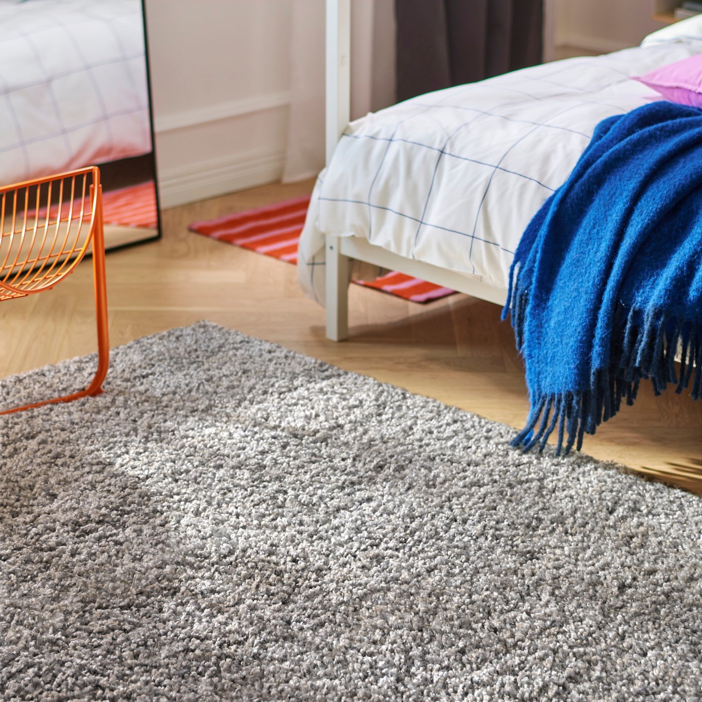 A grey ÄRENDE rug, high pile