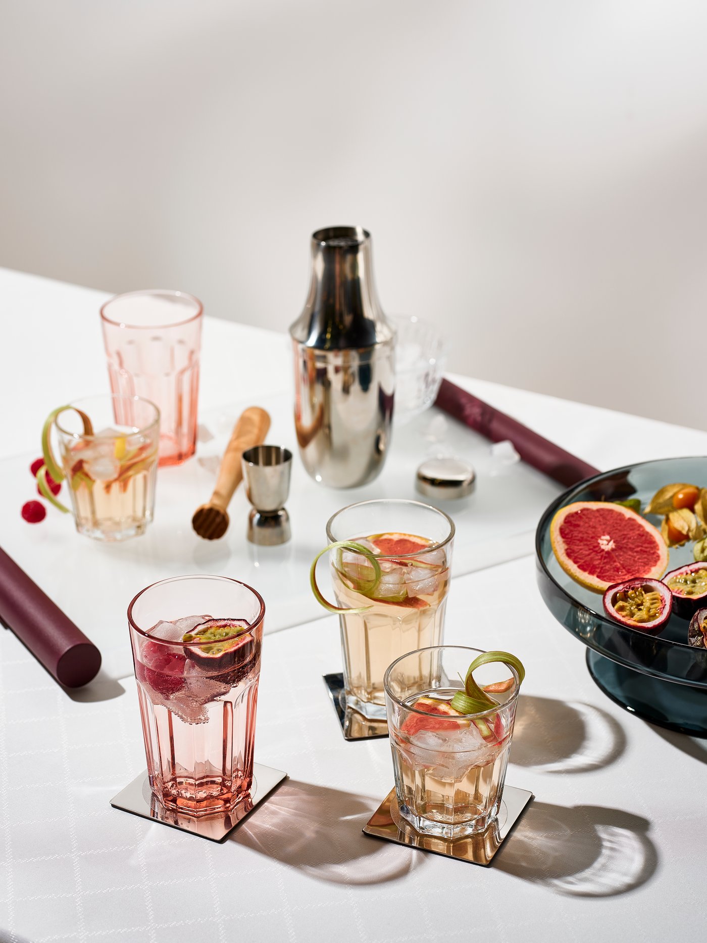 Vasos POKAL rosados sobre mesa blanca.
