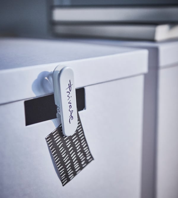 Gestalte deinen Arbeitsplatz individuell, z. B. indem du SKÅDIS Klemmen in Weiss mit wasserfesten Stiften beschriftest und dann an den ausgeschnittenen Griffen befestigst. Die IKEA TJENA Kästen sind zu mindestens 80% aus recyceltem Papier hergestellt und so gestaltet, dass sie möglichst wenig Rohmaterial verbrauchen.