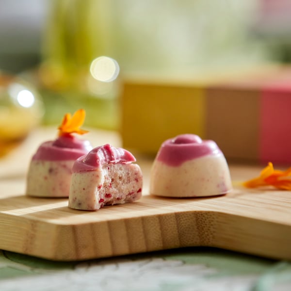 Gros plan sur les pralines IKEA saveur cheesecake à la framboise.
